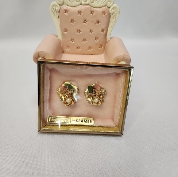 Vintage Kramer Genuine !950's Cultured PearlCoral, and Jade Floral Clip Earrings - Picture 4 of 13